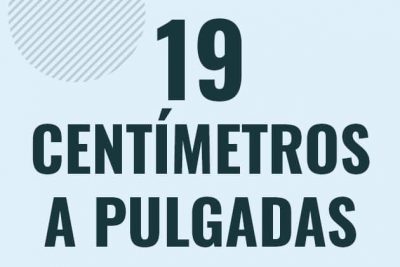 Profesor en pizarra explicando cuanto es 19 centimetros en pulgadas o como pasar de 19 cm a in