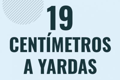 Profesor en pizarra explicando cuanto es 19 centimetros en yardas o como pasar de 19 cm a yd