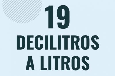 Profesor en pizarra explicando cuanto es 19 decilitros en litros o como pasar de 19 dl a l
