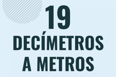 Profesor en pizarra explicando cuanto es 19 decimetros en metros o como pasar de 19 dm a m