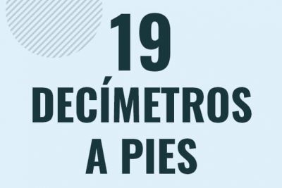 Profesor en pizarra explicando cuanto es 19 decimetros en pies o como pasar de 19 dm a ft