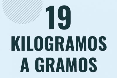 Profesor en pizarra explicando cuanto es 19 kilogramos en gramos o como pasar de 19 kg a g