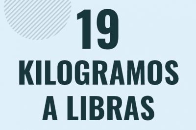 Profesor en pizarra explicando cuanto es 19 kilogramos en libras o como pasar de 19 kg a lb