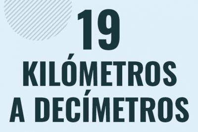 Profesor en pizarra explicando cuanto es 19 kilometros en decimetros o como pasar de 19 km a dm