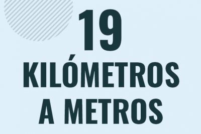 Profesor en pizarra explicando cuanto es 19 kilometros en metros o como pasar de 19 km a m