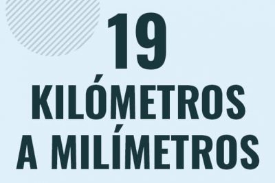 Profesor en pizarra explicando cuanto es 19 kilometros en milimetros o como pasar de 19 km a mm