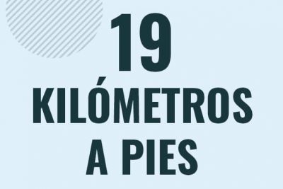 Profesor en pizarra explicando cuanto es 19 kilometros en pies o como pasar de 19 km a ft