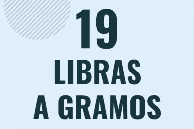 Profesor en pizarra explicando cuanto es 19 libras en gramos o como pasar de 19 lb a g