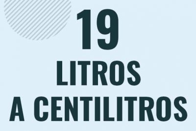 Profesor en pizarra explicando cuanto es 19 litros en centilitros o como pasar de 19 l a cl