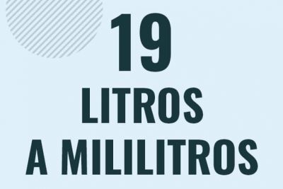 Profesor en pizarra explicando cuanto es 19 litros en mililitros o como pasar de 19 l a ml