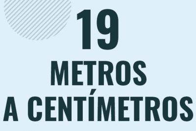 Profesor en pizarra explicando cuanto es 19 metros en centimetros o como pasar de 19 m a cm