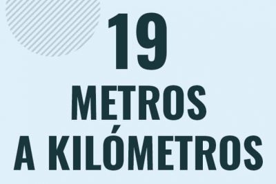 Profesor en pizarra explicando cuanto es 19 metros en kilometros o como pasar de 19 m a km