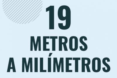 Profesor en pizarra explicando cuanto es 19 metros en milimetros o como pasar de 19 m a mm