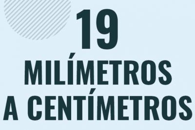 Profesor en pizarra explicando cuanto es 19 milimetros en centimetros o como pasar de 19 mm a cm