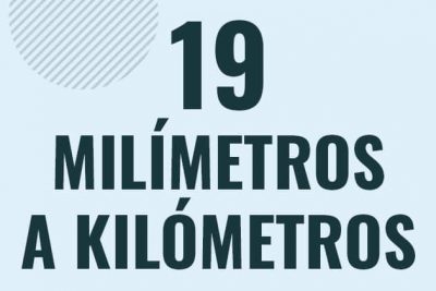 Profesor en pizarra explicando cuanto es 19 milimetros en kilometros o como pasar de 19 mm a km