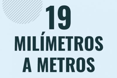 Profesor en pizarra explicando cuanto es 19 milimetros en metros o como pasar de 19 mm a m