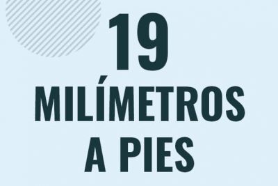 Profesor en pizarra explicando cuanto es 19 milimetros en pies o como pasar de 19 mm a ft