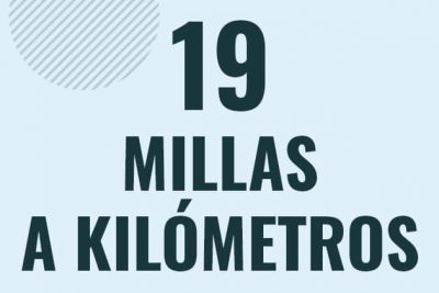 Profesor en pizarra explicando cuanto es 19 millas en kilometros o como pasar de 19 mi a km