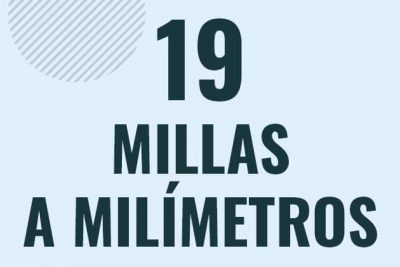 Profesor en pizarra explicando cuanto es 19 millas en milimetros o como pasar de 19 mi a mm