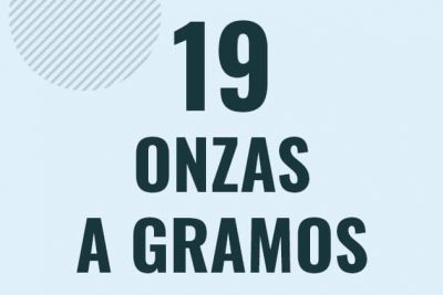 Profesor en pizarra explicando cuanto es 19 onzas en gramos o como pasar de 19 oz a g