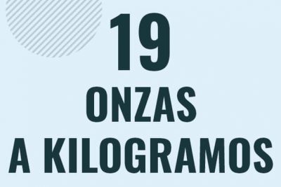 Profesor en pizarra explicando cuanto es 19 onzas en kilogramos o como pasar de 19 oz a kg
