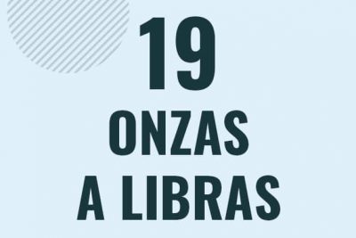 Profesor en pizarra explicando cuanto es 19 onzas en libras o como pasar de 19 oz a lb