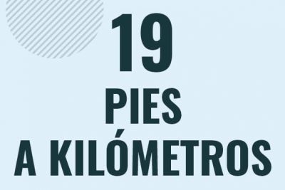 Profesor en pizarra explicando cuanto es 19 pies en kilometros o como pasar de 19 ft a km