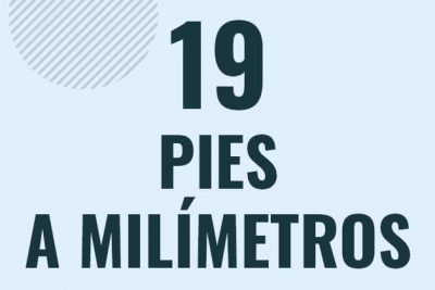 Profesor en pizarra explicando cuanto es 19 pies en milimetros o como pasar de 19 ft a mm