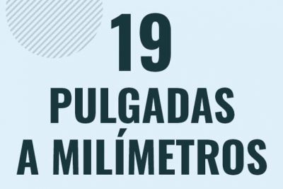 Profesor en pizarra explicando cuanto es 19 pulgadas en milimetros o como pasar de 19 in a mm
