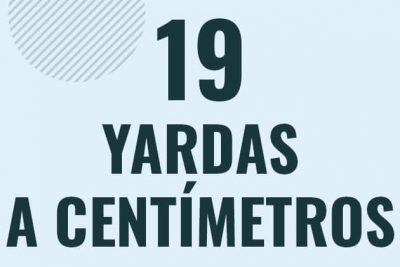 Profesor en pizarra explicando cuanto es 19 yardas en centimetros o como pasar de 19 yd a cm