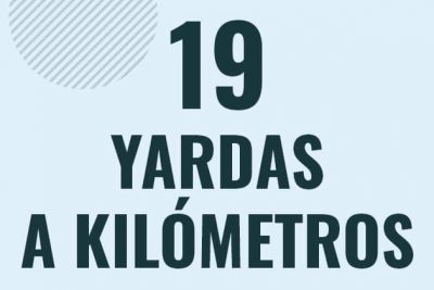 Profesor en pizarra explicando cuanto es 19 yardas en kilometros o como pasar de 19 yd a km