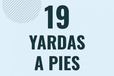 Profesor en pizarra explicando cuanto es 19 yardas en pies o como pasar de 19 yd a ft