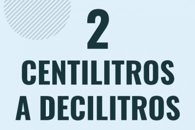 Profesor en pizarra explicando cuanto es 2 centilitros en decilitros o como pasar de 2 cl a dl