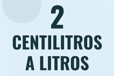 Profesor en pizarra explicando cuanto es 2 centilitros en litros o como pasar de 2 cl a l