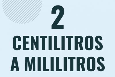 Profesor en pizarra explicando cuanto es 2 centilitros en mililitros o como pasar de 2 cl a ml