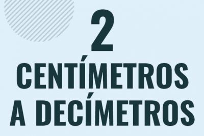 Profesor en pizarra explicando cuanto es 2 centimetros en decimetros o como pasar de 2 cm a dm