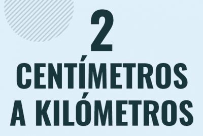 Profesor en pizarra explicando cuanto es 2 centimetros en kilometros o como pasar de 2 cm a km