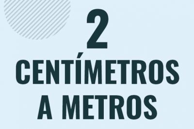 Profesor en pizarra explicando cuanto es 2 centimetros en metros o como pasar de 2 cm a m