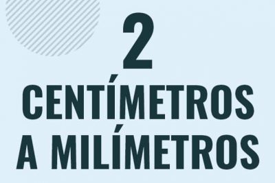 Profesor en pizarra explicando cuanto es 2 centimetros en milimetros o como pasar de 2 cm a mm