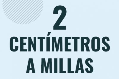 Profesor en pizarra explicando cuanto es 2 centimetros en millas o como pasar de 2 cm a mi