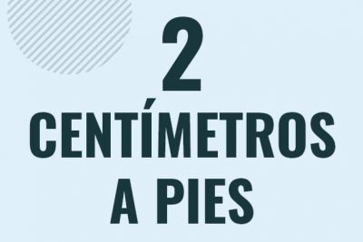 Profesor en pizarra explicando cuanto es 2 centimetros en pies o como pasar de 2 cm a ft