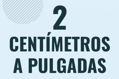 Profesor en pizarra explicando cuanto es 2 centimetros en pulgadas o como pasar de 2 cm a in