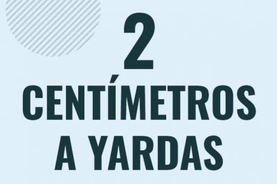 Profesor en pizarra explicando cuanto es 2 centimetros en yardas o como pasar de 2 cm a yd