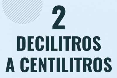 Profesor en pizarra explicando cuanto es 2 decilitros en centilitros o como pasar de 2 dl a cl