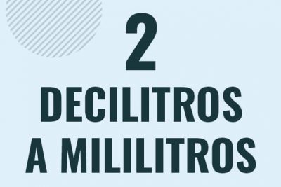 Profesor en pizarra explicando cuanto es 2 decilitros en mililitros o como pasar de 2 dl a ml