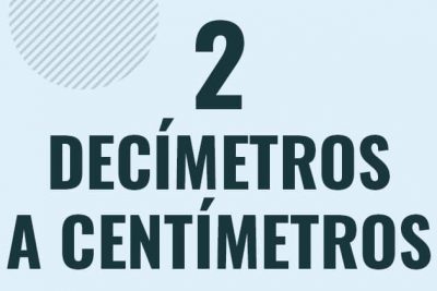 Profesor en pizarra explicando cuanto es 2 decimetros en centimetros o como pasar de 2 dm a cm