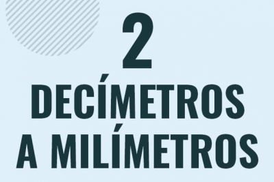 Profesor en pizarra explicando cuanto es 2 decimetros en milimetros o como pasar de 2 dm a mm