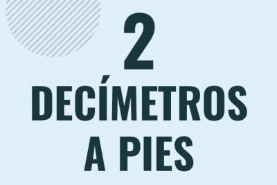 Profesor en pizarra explicando cuanto es 2 decimetros en pies o como pasar de 2 dm a ft
