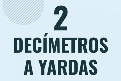 Profesor en pizarra explicando cuanto es 2 decimetros en yardas o como pasar de 2 dm a yd