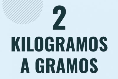 Profesor en pizarra explicando cuanto es 2 kilogramos en gramos o como pasar de 2 kg a g